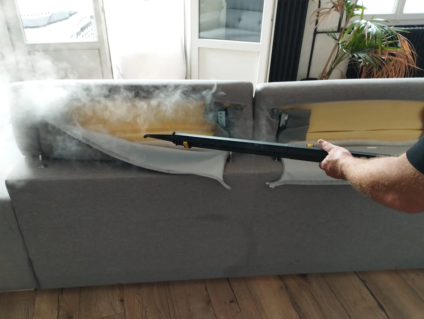 Traitement à la vapeur haute température d'un canapé contre les punaises de lit