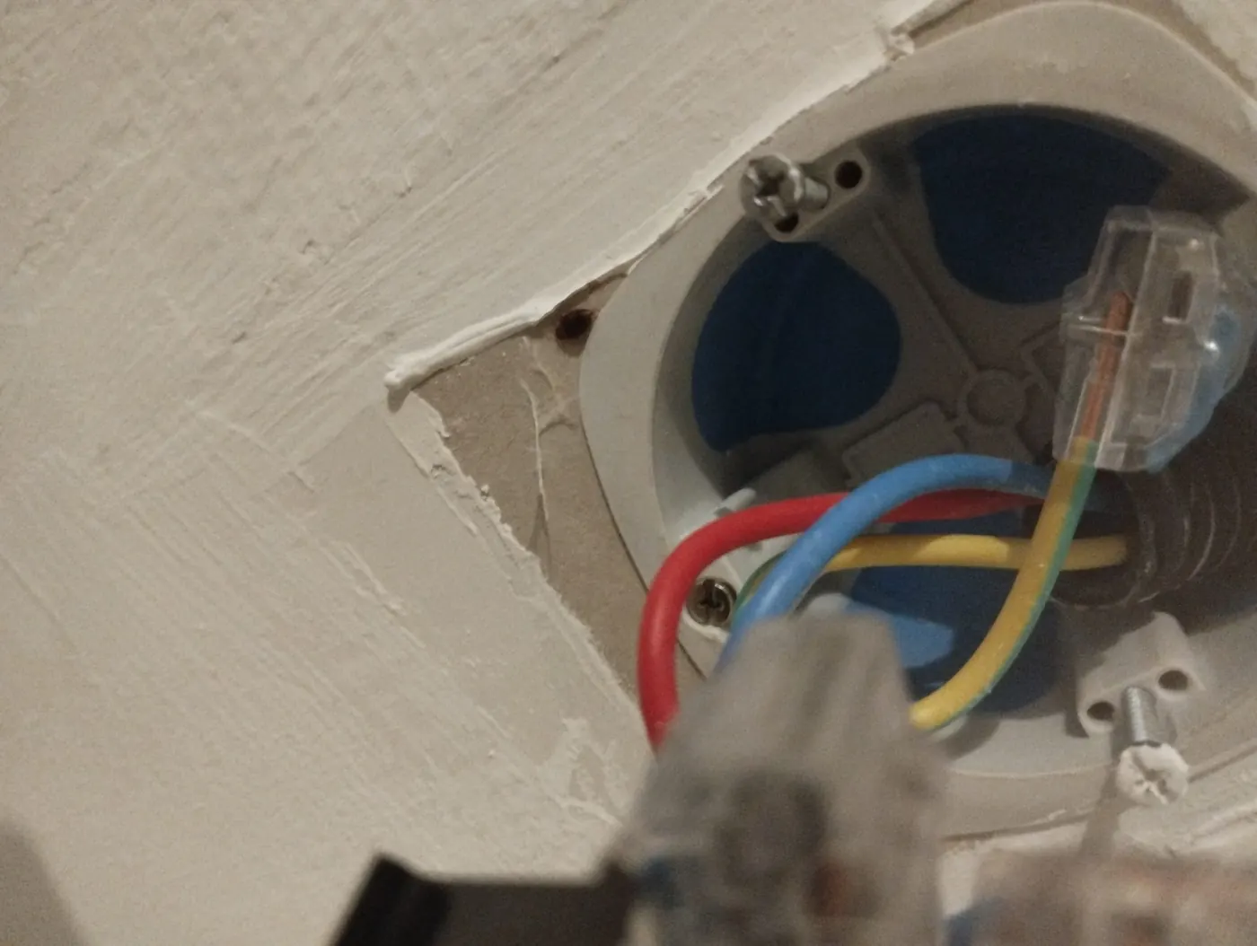 Démontage d'un boîtier électrique pour atteindre les punaises cachées